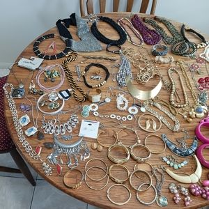 EUC 10 PIECES OF VINTAGE JEWELRY MYSTERY LOT